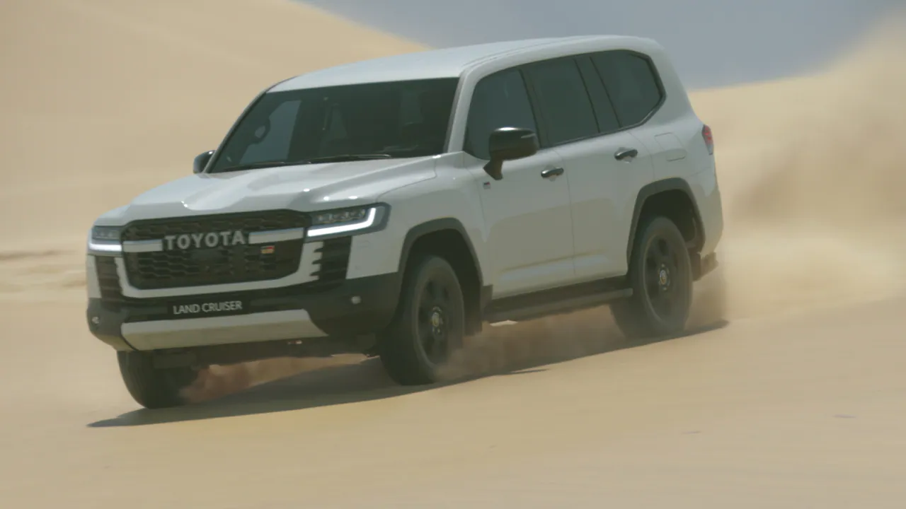 Land Cruiser 300 GR Sport in the desert