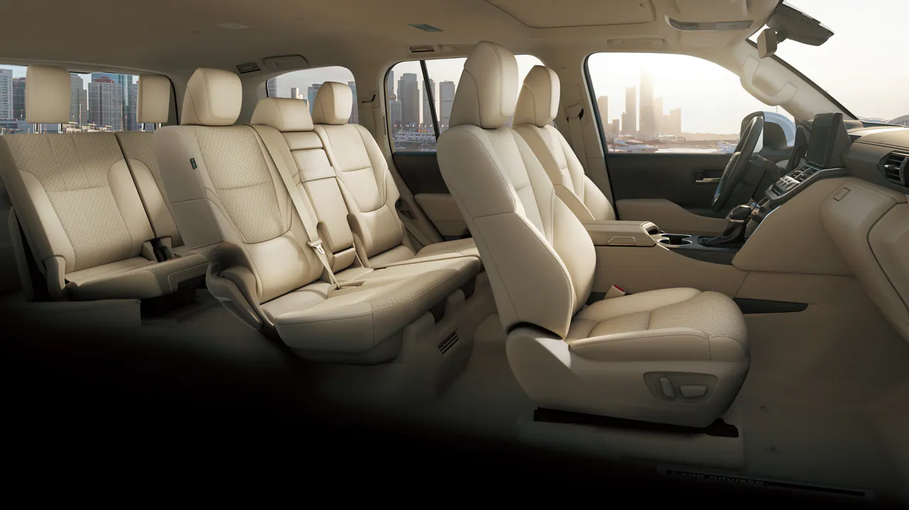 Land Cruiser 300 three rows of leather seats
